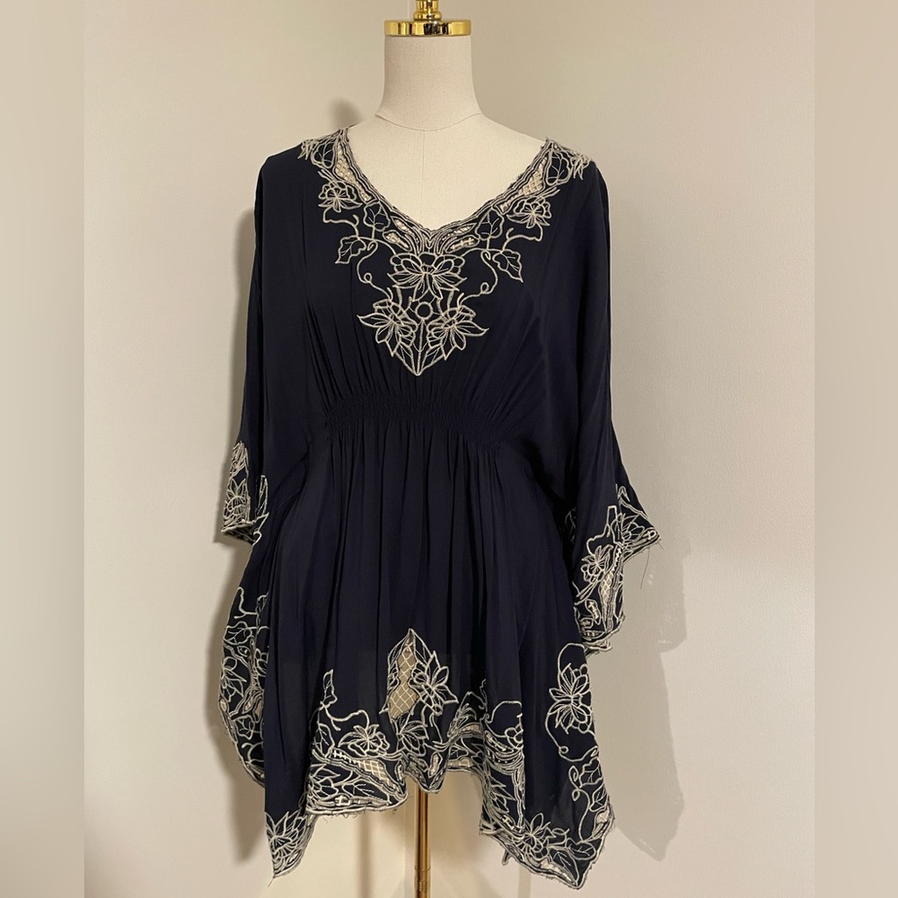 Monoreno‎ NWT M embroidered top